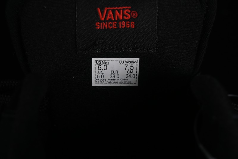 Vans Classics Knu Skool Retro Skate Shoes with Thickened Tongue and Oversized Toe - VN0009QCB9P