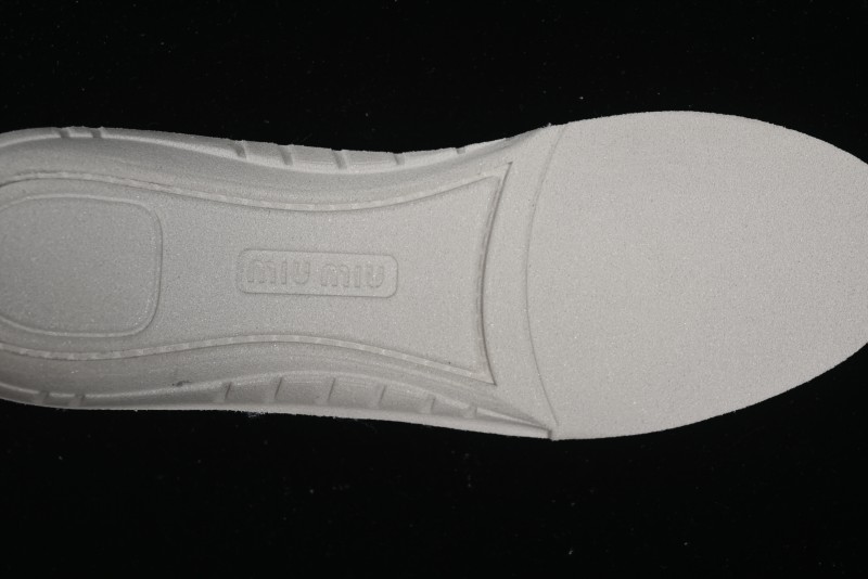 New Balance 530 Metallic Silver Sneakers – Stylish & Sporty Design