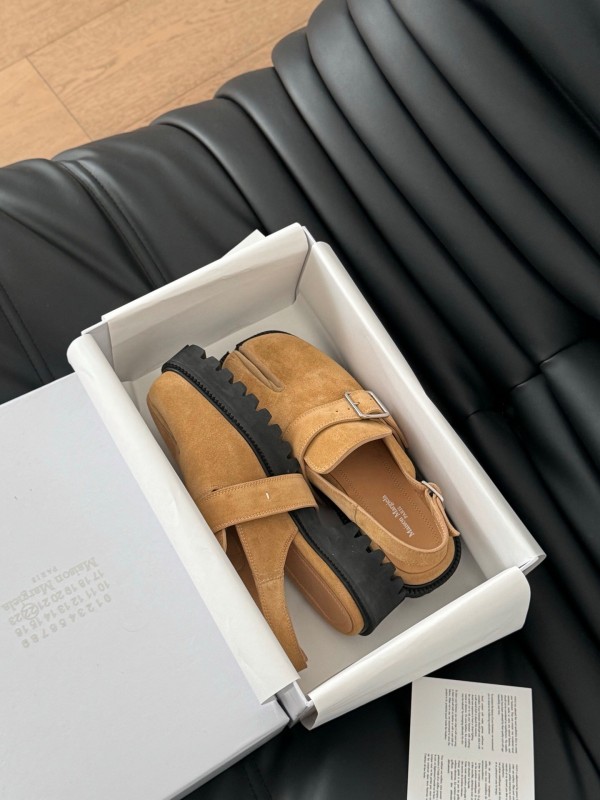2025 Women MM6 Tan Suede Slingback Split-toe Shoes KFY00310
