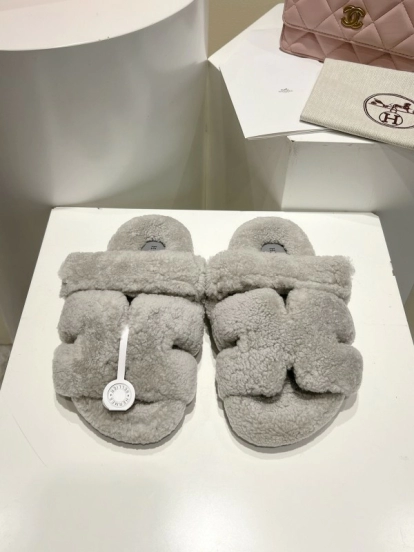 H Classic Love Tuo Er Jiu Full Wool Slippers with Slightly Curled Wool - LY00270