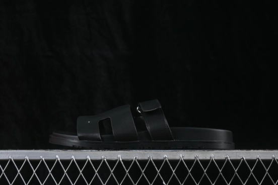Hermes Chypre Flat Slide Sandals with Embossed Logo - Black