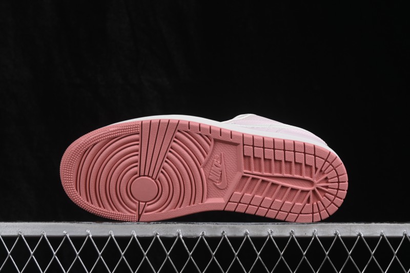 Nike Air Jordan 1 Low Retro Basketball Shoes with Classic Colorway - IH0823-611